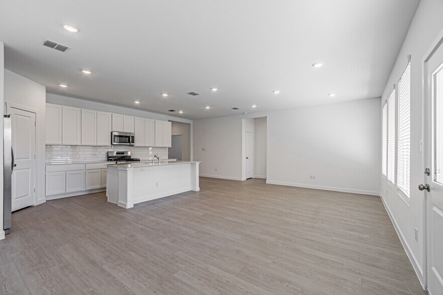 Building Photo - 10005 Warlander Dr