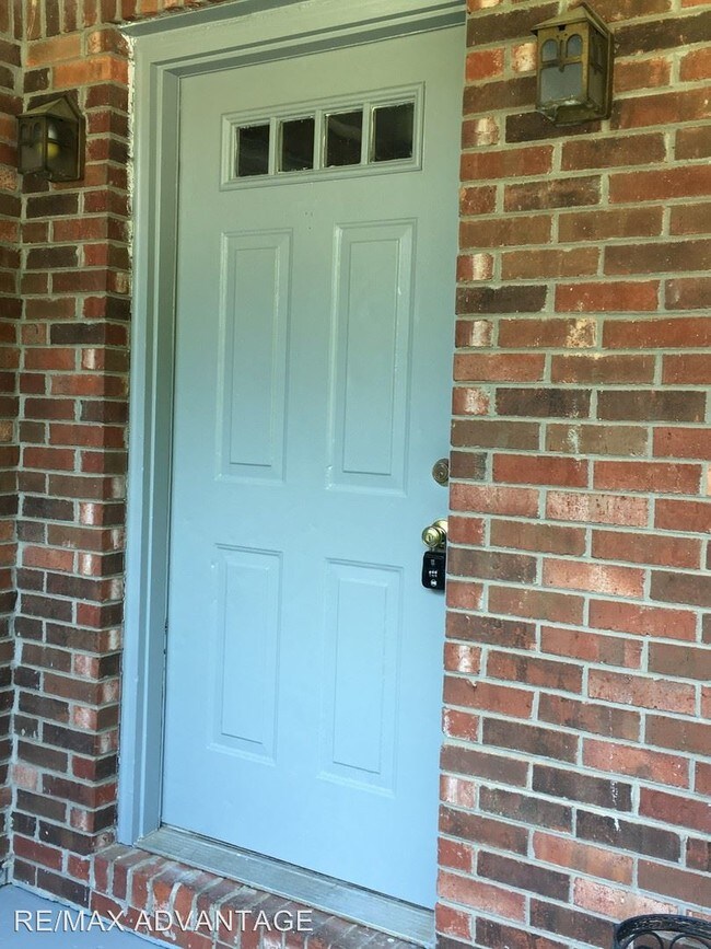 Building Photo - 2488 Robinhood Dr