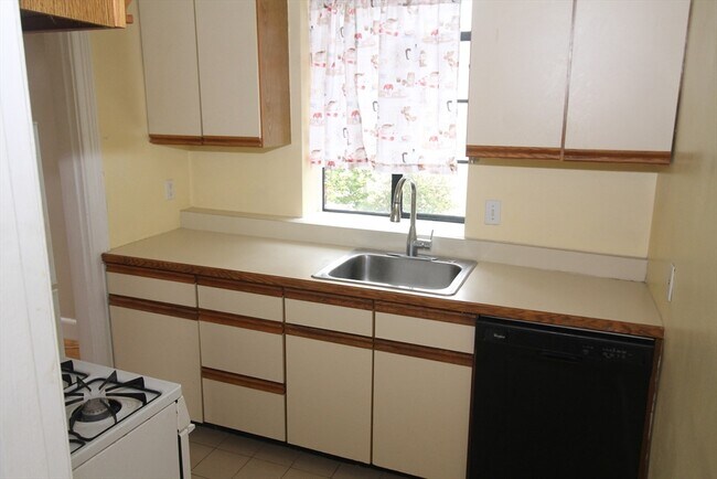 Building Photo - 97 Strathmore Rd