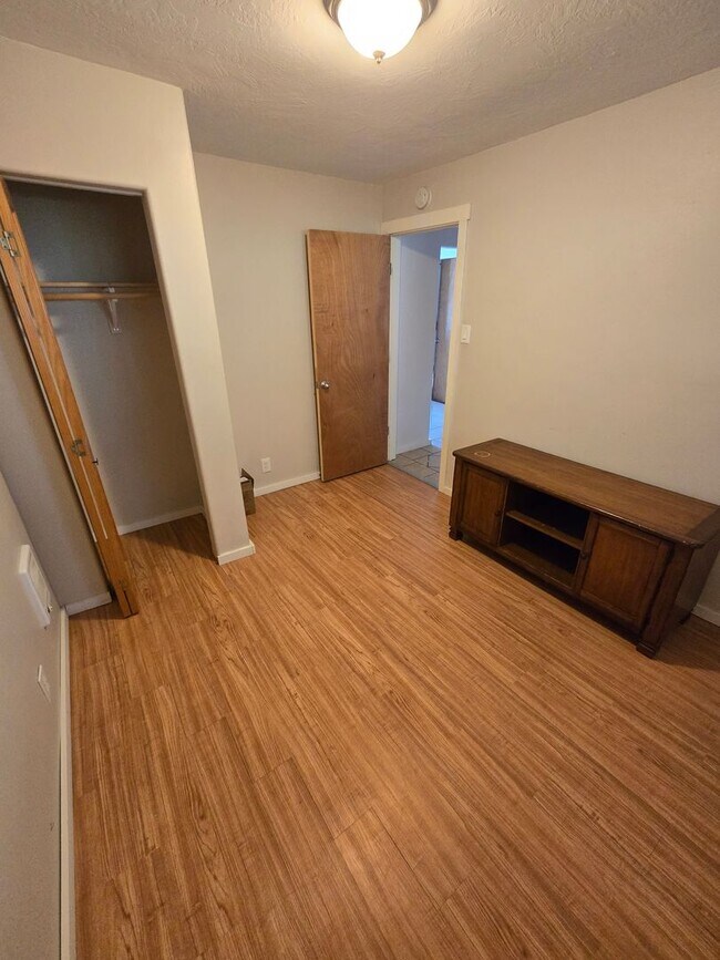 Building Photo - Great Single Level Home in Oakridge!