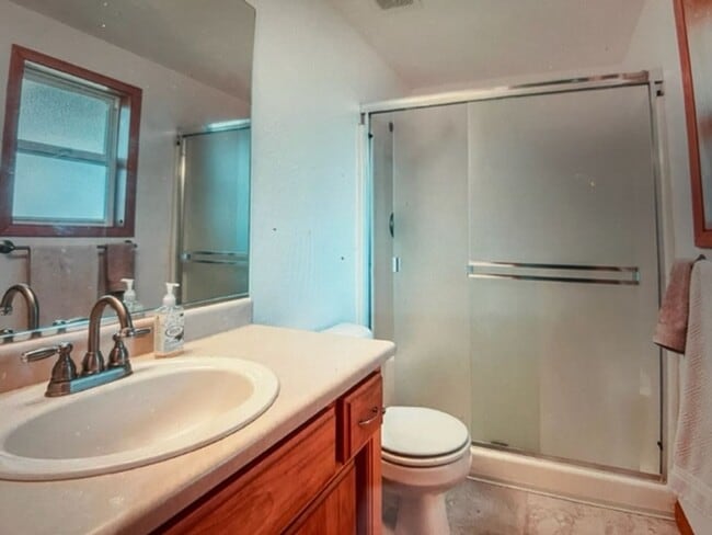 Building Photo - Beautiful Central Point 3 Bedroom 2 Bath Home