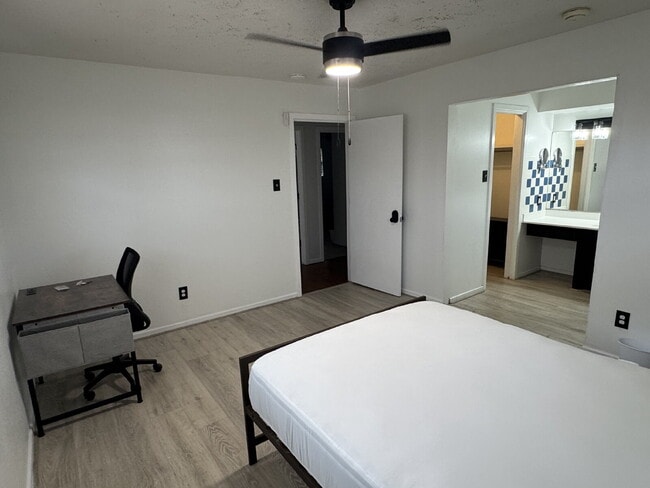 Building Photo - Bedroom Available. ALL BILLS PAID. FURNISHED
