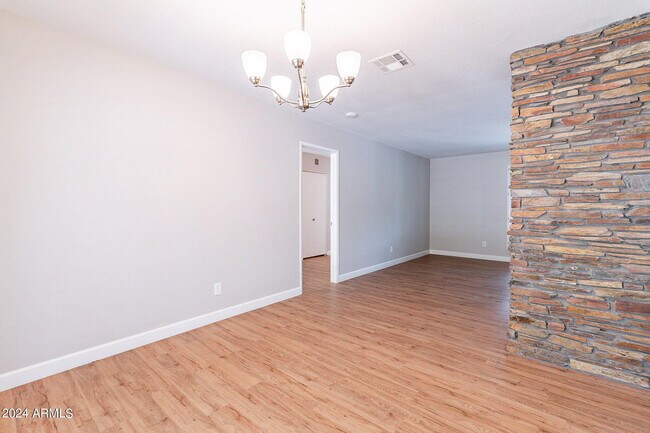 Building Photo - 110 W Seldon Ln