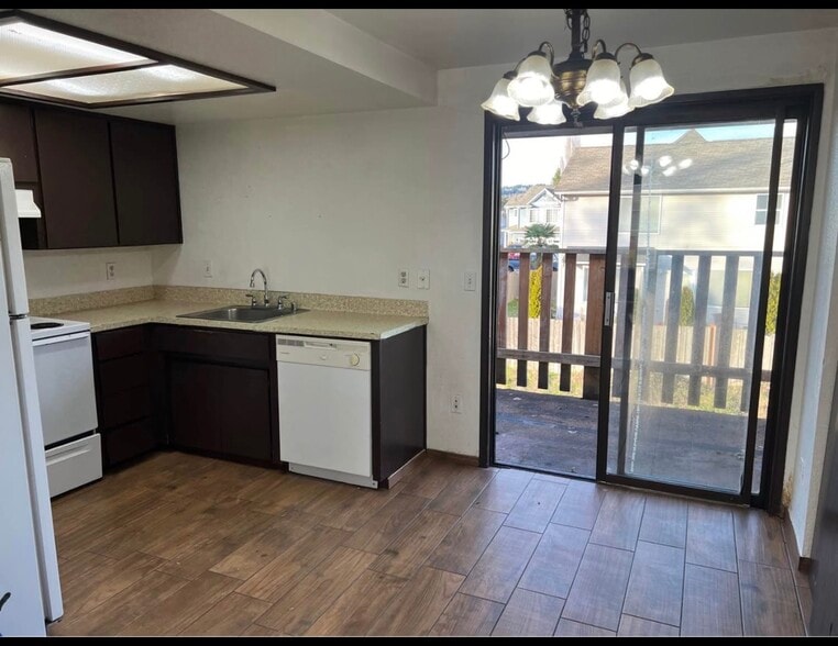 Building Photo - 429 1st Ave N