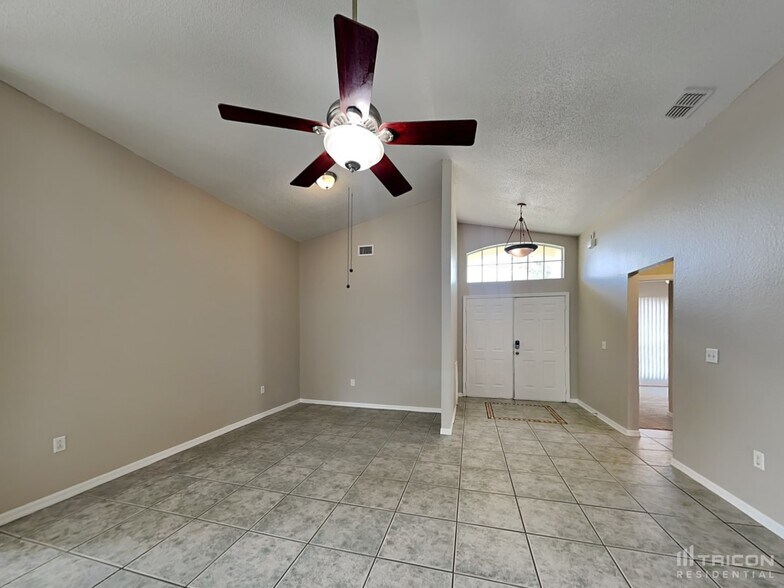 Building Photo - 7641 Manor Dr