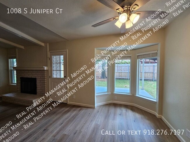 Building Photo - 1008 S Juniper Ct