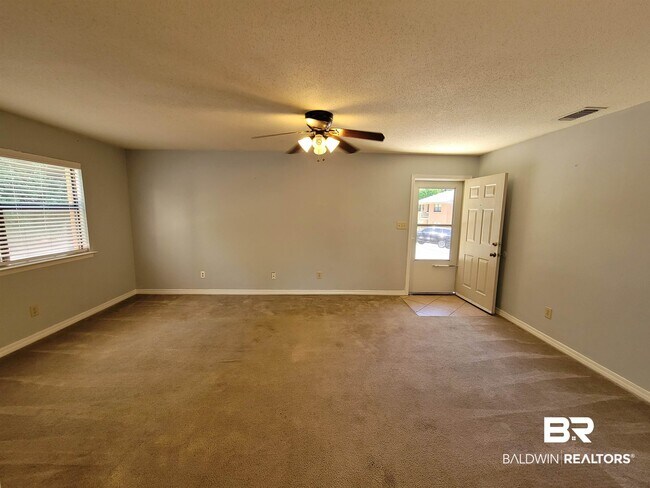 Building Photo - 512 Lake Forest Blvd