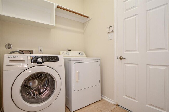 Building Photo - 6738 Chester Oak Dr