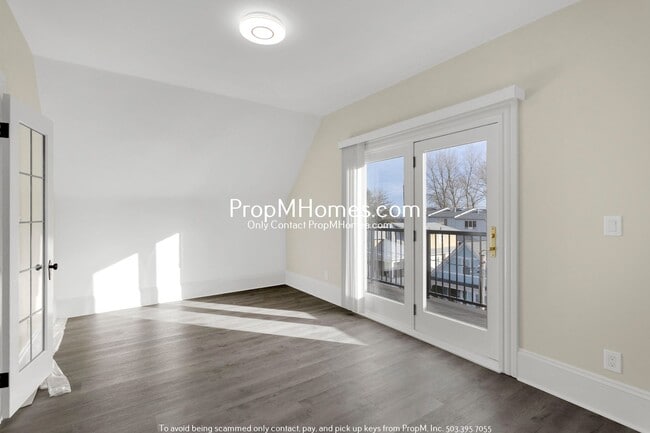 Building Photo - Updated Lair Hill Victorian with Willamette River & Mt Hood Views!