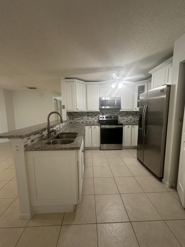 Building Photo - 3427 Commodore Ct