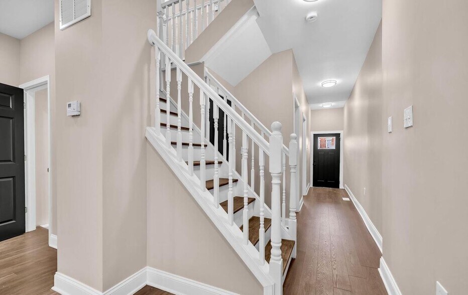 Building Photo - 2045 E 31st St