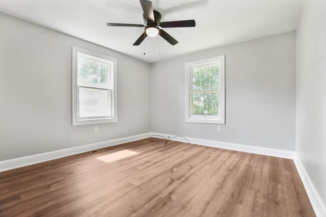 Building Photo - Pet Friendly Two Bedroom!