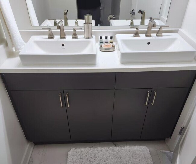 Building Photo - 1600 S Eads St