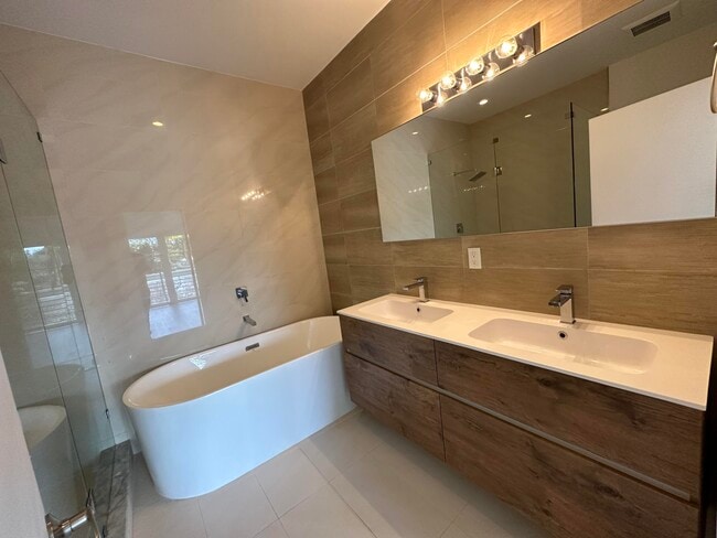 Building Photo - 815 NE 17th Ave