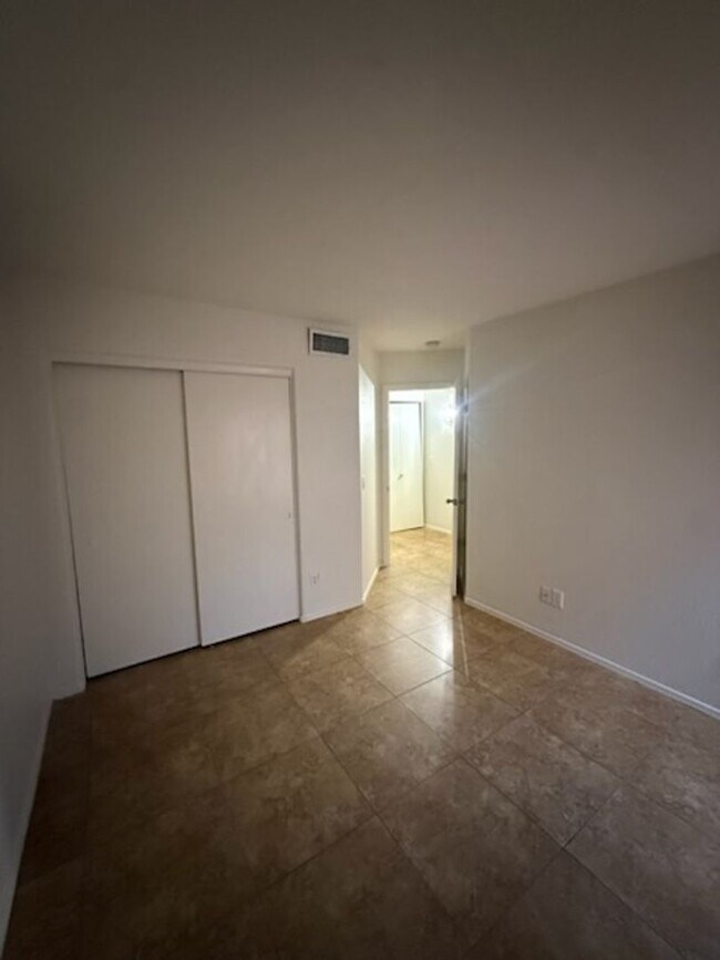 Building Photo - 1704 E Los Alamos St