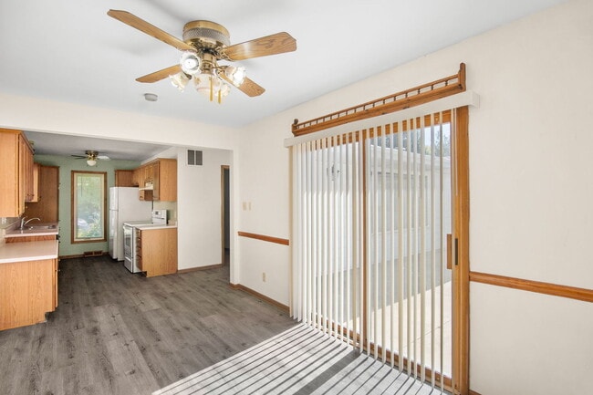 Building Photo - 431 Parkside Dr