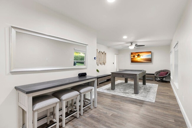 Building Photo - 802 Camelia Dr