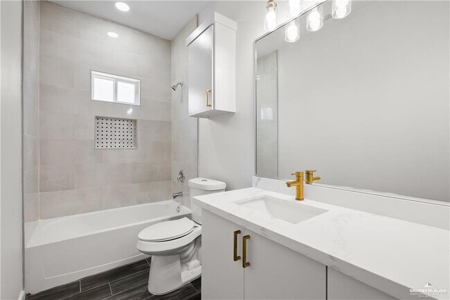 Building Photo - 11 E Hibiscus Ave