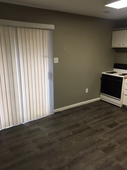 Building Photo - 1498 Summerhill Dr