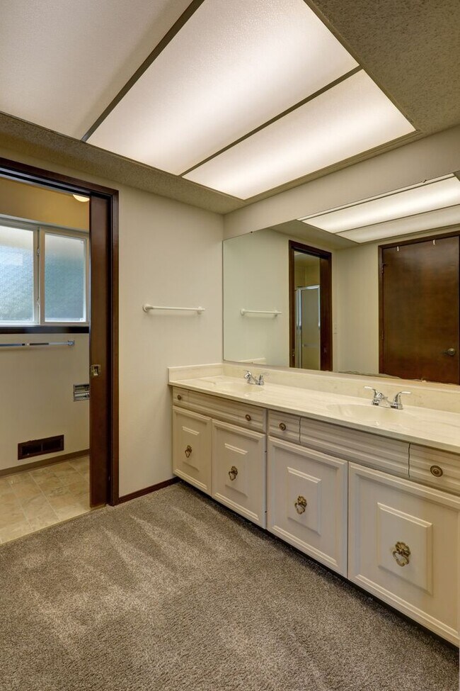 Building Photo - Beautiful View-Quiet Twin Lakes Neighborhood