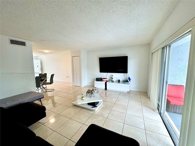 Building Photo - 9357 Fontainebleau Blvd