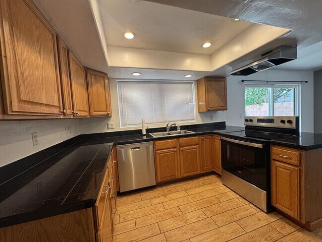 Building Photo - 1016 E Cottonwood Dr