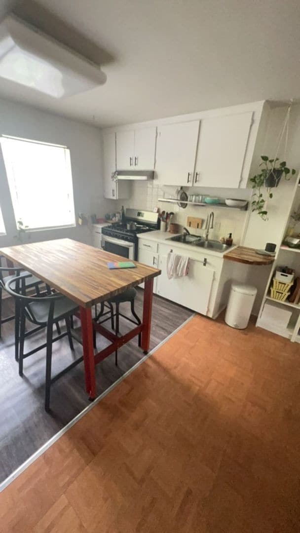 Building Photo - 1 bed Hyde Park Area home