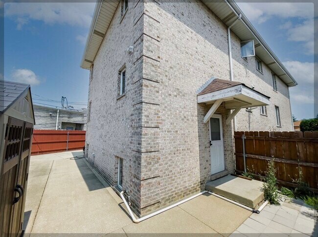 Building Photo - 5340 6th Ave