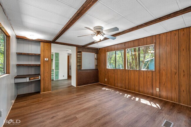 Building Photo - MOVE IN SPECIAL HALF OFF FIRST MONTHS RENT