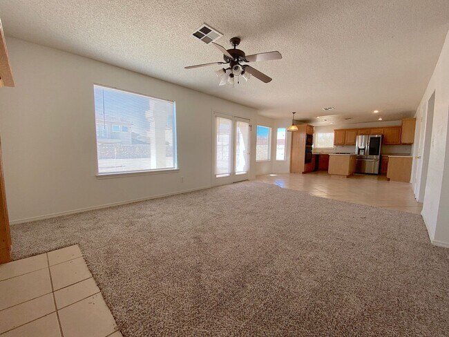 Building Photo - East El Paso 5Bed/3Bath Refrig A/C!