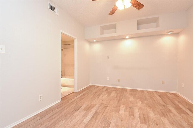 Building Photo - 10855 Meadowglen Ln
