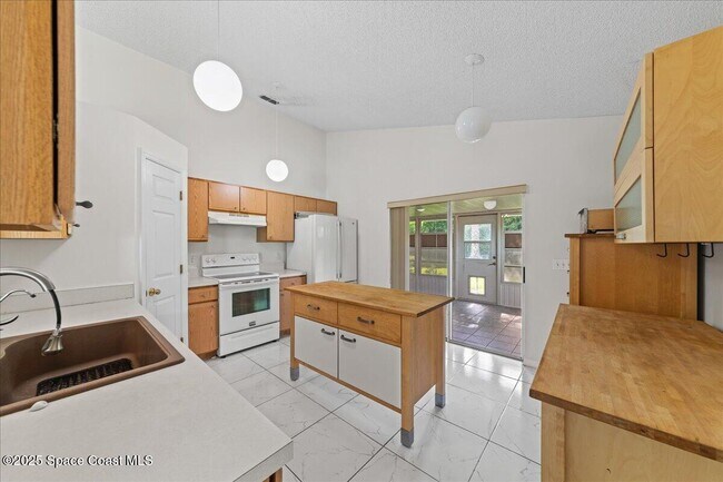 Building Photo - 2165 Redwood Cir
