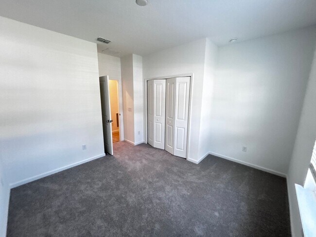 Building Photo - Brand New Pristine 4/3 minutes from River ...