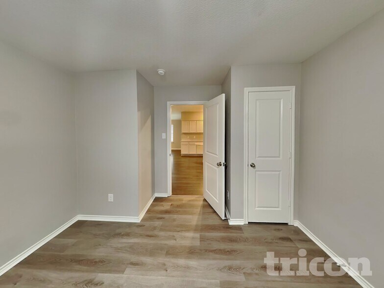 Building Photo - 636 Excelsior Dr