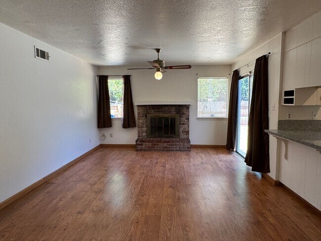 Building Photo - Four Bed, Two Bath Home In North Stockton