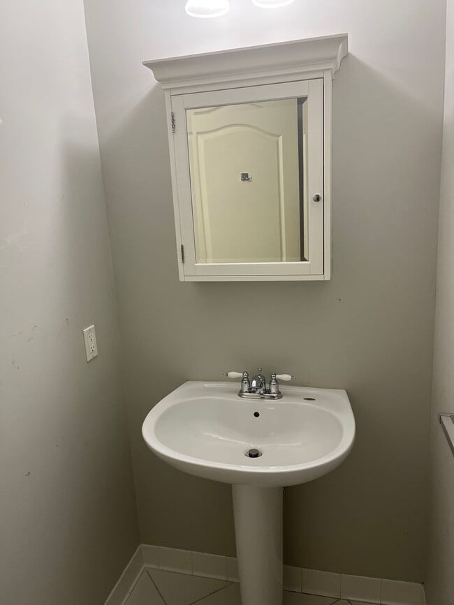 Building Photo - Modern 2 Br 1 Full / 2 half Bath Braintree Condominium