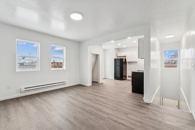 Building Photo - 913 1/2