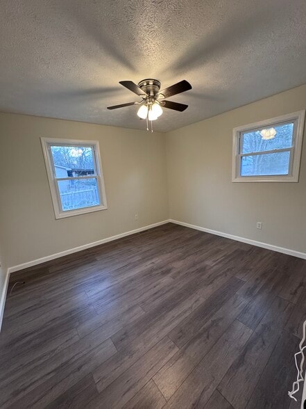 Building Photo - 4426 S Creek Dr