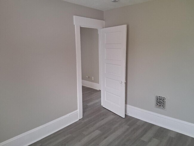 Building Photo - 1337 E 84th St