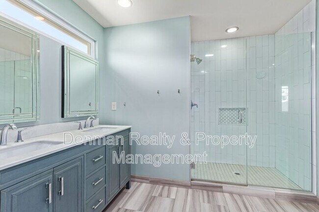 Building Photo - 1513 E Earll Dr