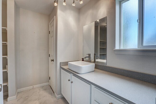 Building Photo - $1,750- 2 Bed 2 Bath Condo in Lakewood wit...