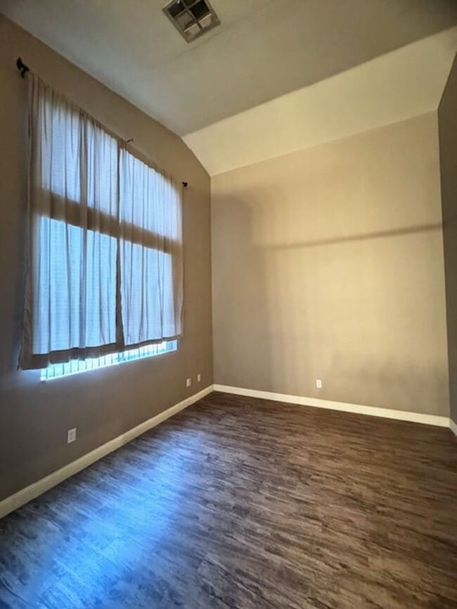 Building Photo - Charming  3-bedroom, 2-bathroom