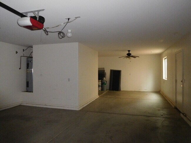 Building Photo - Huge 2700 SFT, Golf-view Community in Villages at Queen Creek!