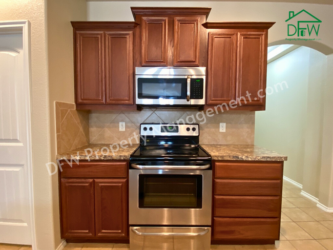 Building Photo - Stunning 4 Bedroom 2 Bathroom 2-Car Garage...