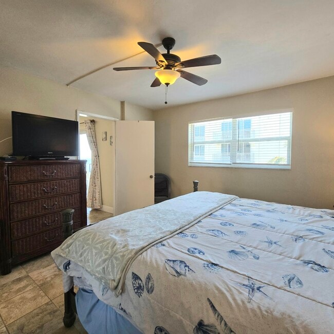 Building Photo - 1161 Hillsboro Mile