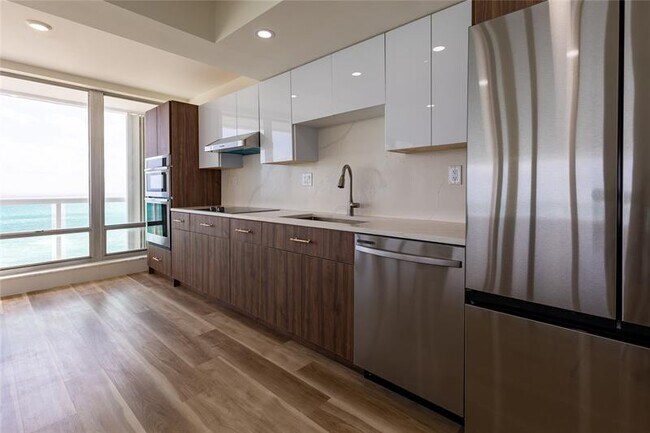 Building Photo - 2100 S Ocean Ln