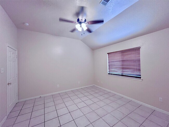 Building Photo - 18523 Spinney Ln