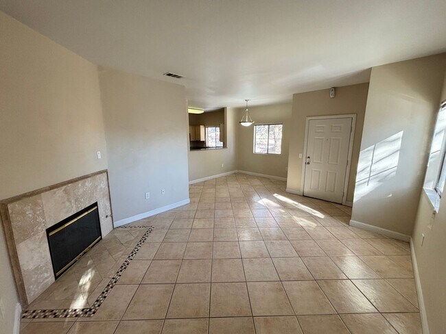 Building Photo - Gorgeous 1Bed/1Bath Condo located in Spanish Palms guard gated community!