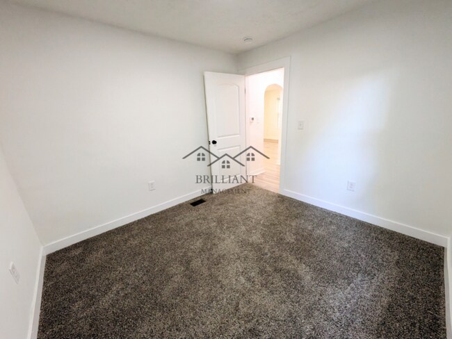Building Photo - 523 N Alton Ave