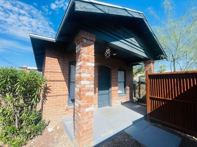 Building Photo - COMING SOON! 1 Bed / 1 Bath Cottage in U of A Neighborhood!